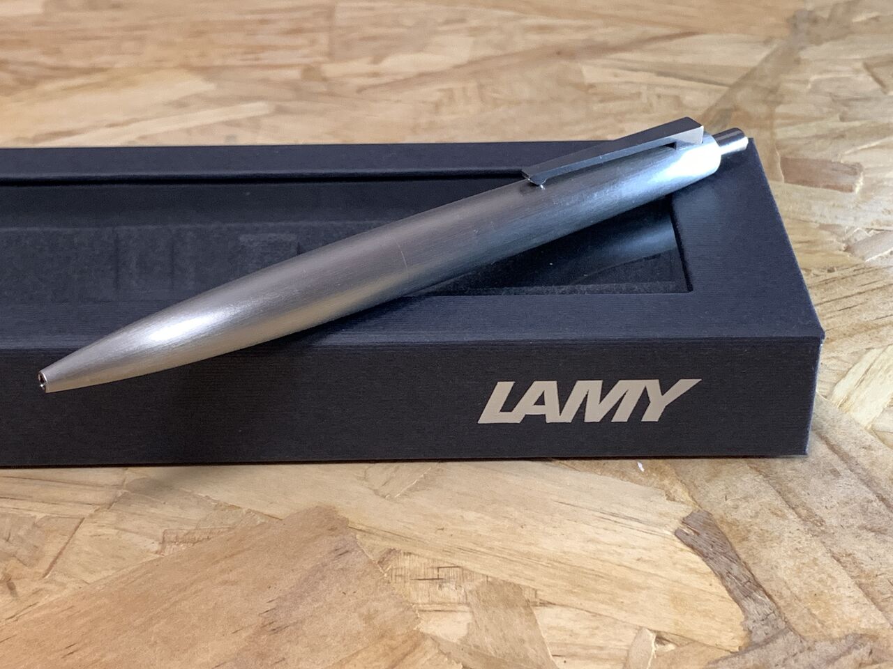 高級ボールペンのレビュー】LAMY2000ステンレススチールボールペン