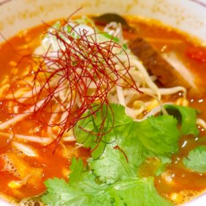 レトロ空間がユニークなラーメン屋「我2桜ラーメン」のトムヤムクンラーメン＆炒飯・餃子