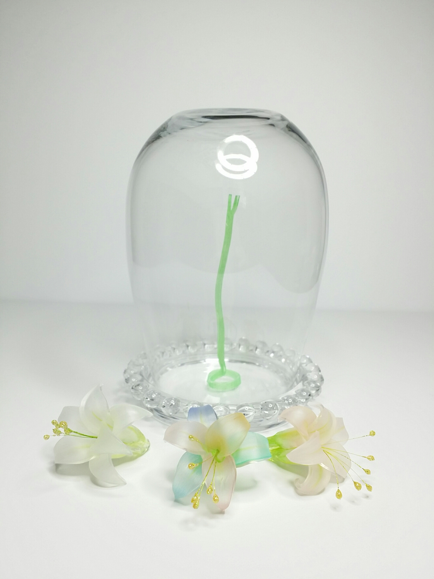 100均ガラスドームに閉じ込めたユリの花 Uvレジンの作品紹介 Beauty Moon