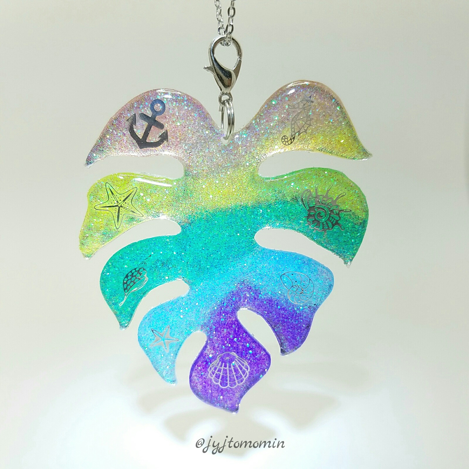 セリアの雑貨でモンステラ&プルメリアのレジン♪ : UVレジンの作品紹介