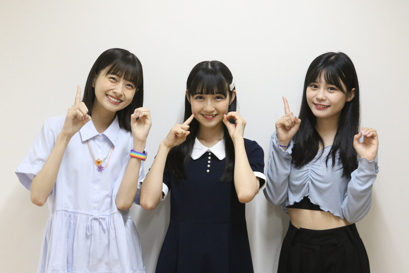 １０周年ポーズのドラフト２期生。左から松岡はな、今村麻莉愛、村川緋杏（撮影・古-scaled