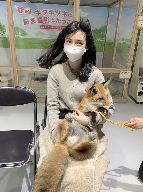 なっぴ、北キツネを抱っこする