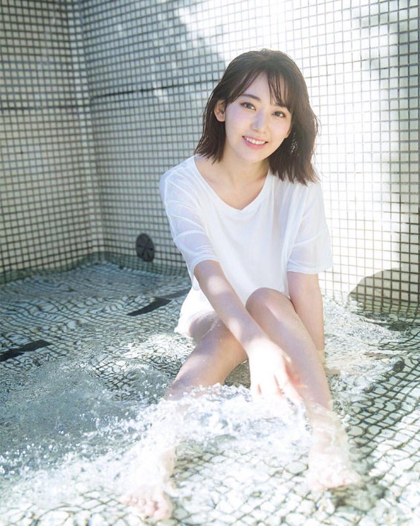 【ニュース】宮脇咲良、白く輝くセクシー美脚を披露 進化を続ける美しさに迫る 【HKT48のまとめサイト】いもまと