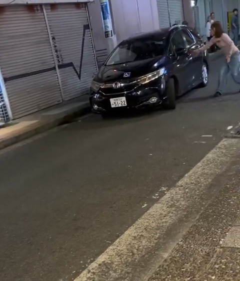 【ヤバ過ぎ】車のボンネットに乗って暴れる女が出没！