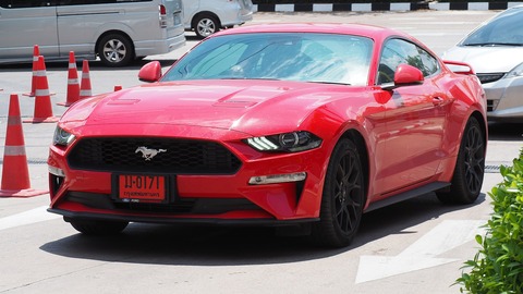 1920px-2018_Ford_Mustang_2.3L_EcoBoost_Coupe_Performance_Pack