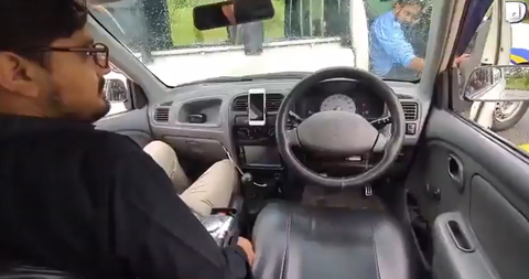 【動画】パキスタンの男が開発した無人運転車、公道テスト走行で大惨事にｗｗｗ