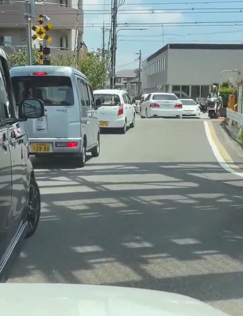 【恐怖】「何考えてんだ…」踏切前で対向車線に並び、遮断機が上がった瞬間ロケットスタートを切るヤバすぎる車が目撃される