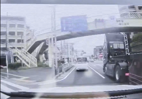 【恐怖】柏市16号線でトレーラーの積み荷が落下する瞬間のサムネイル