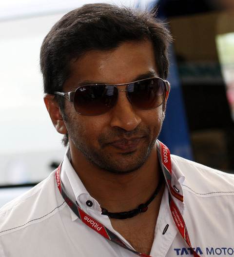 800px-Narain_Karthikeyan_2011_Malaysia