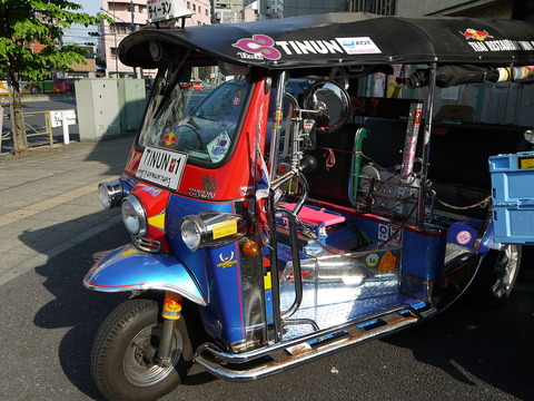 1280px-TukTuk_in_Japan