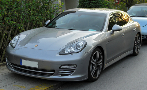 1920px-Porsche_Panamera_4S_front_20100428