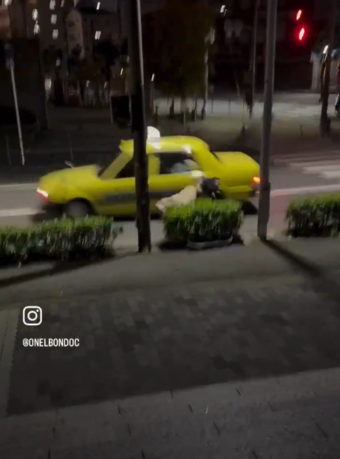【動画】夜の車道にスケボー男が飛び出しタクシーと衝突…ネット怒り爆発「運転手かわいそう」