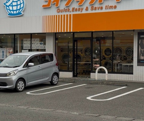 「アクセルを踏み込みすぎた」軽乗用車がコインランドリーに突っ込む