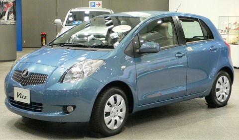 2005_Toyota_Vitz_01