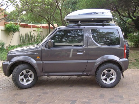 Suzuki_Jimny_-_with_roof_box_Thule_Pacific_100_-_A02