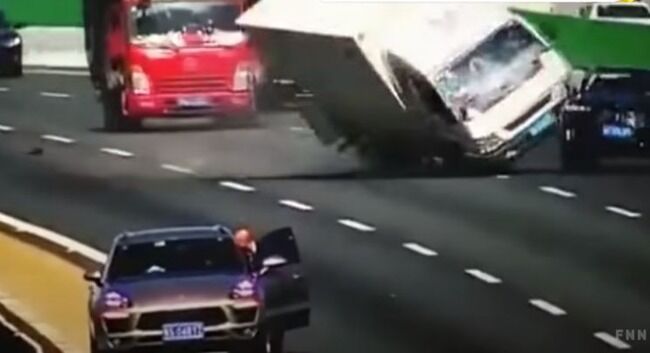 動画ニュース 高速道路で車が次々衝突 横転しながら高架から転落も 三角表示板の代わりに置かれた ジャッキ が原因 中国 くるまにあ速報