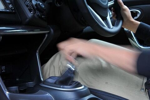 AT免許だが、やむを得ない状況のためMT車を運転した。〇か✕か。のサムネイル