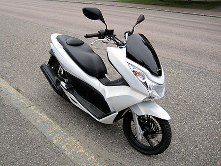 450px-Honda_PCX125_2011_Front