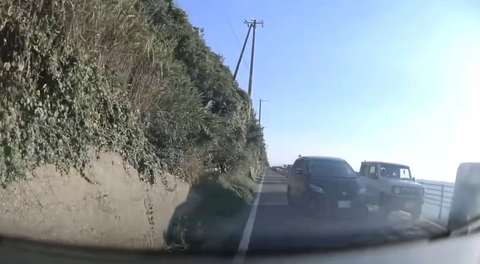 【恐怖】対面通行の渋滞をノンストップで逆走するキ〇ガイ車が出現「まじで衝突するかと思った」被害者の声