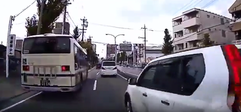 【動画】女さん、車線変更で事故り「まじかよー」のサムネイル