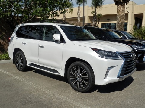 1920px-Lexus_LX_P4250848