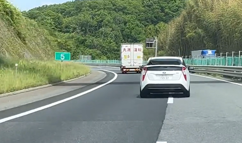 【恐怖】トラック直前でプリウスが酷すぎる割り込み…「悪質すぎる」「荷崩れしたらどうする」