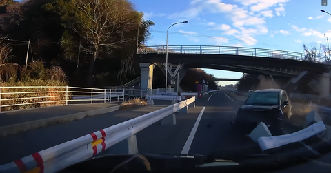 ドライブレコーダーが捉えた決定的瞬間 突然跳び出してきた対向車と衝突「かもしれない運転」の限界