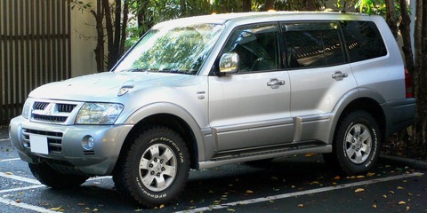 2002_Mitsubishi_Pajero_01