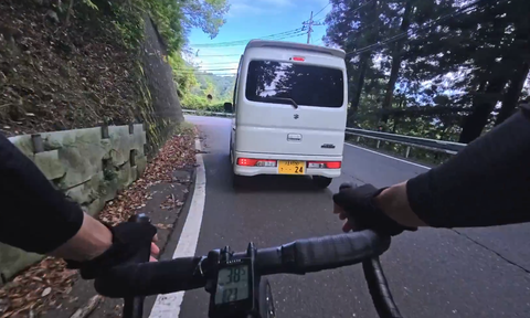 道志みちでロードバイクと車がニアミス 危険なカーブ追い越し動画がSNSで話題に