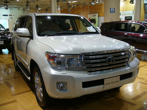 1280px-TOYOTA_LANDCRUISER_200_2013_01
