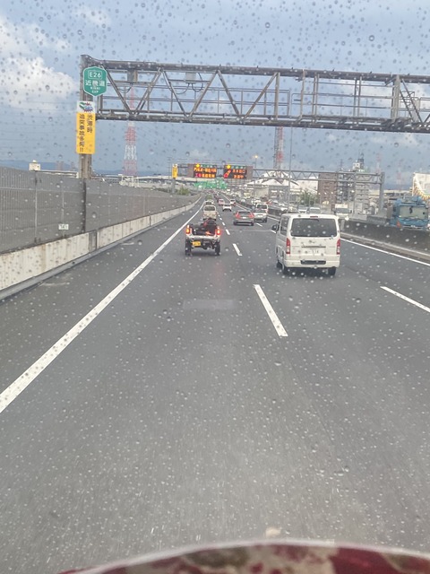 【狂気】雨の高速で「屋根を完全撤去したジムニー」が爆走ｗｗｗｗｗｗｗｗ