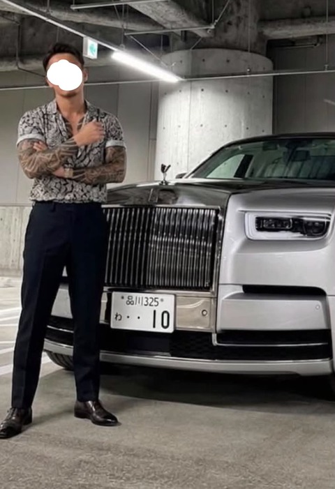【悲報】イキり男さん、「わ」ナンバーのロールスロイスの前でバッチリポーズを決める