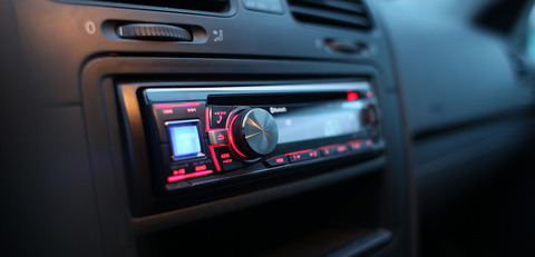 今だに車にCD入れて音楽聴いてる時代遅れの奴ｗｗｗｗｗｗｗｗ