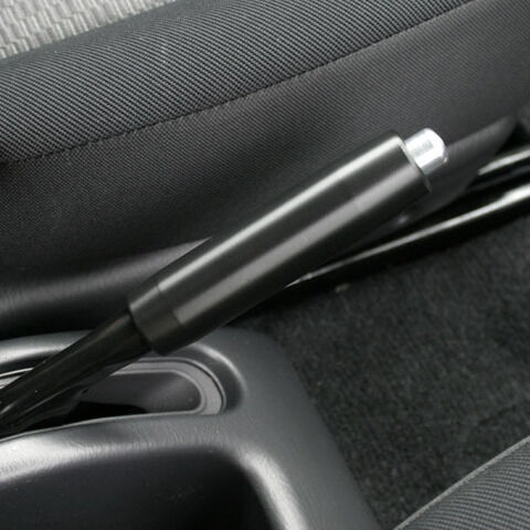 車って駐車したら皆サイドブレーキひくの？