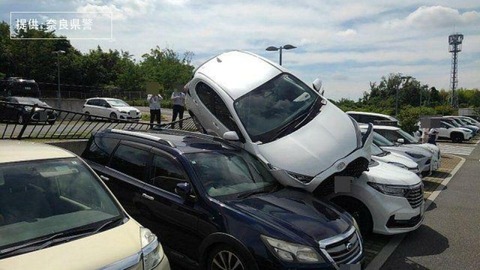 「車の上に車がのっている」70代女性がアクセルとブレーキを踏み間違えたかのサムネイル