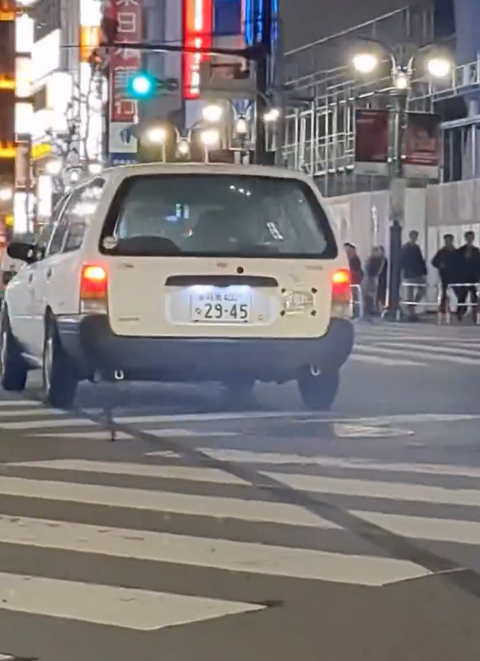 【悲報】渋谷のど真ん中で暴走！？改造ADバンが夜の街でド派手にバーンアウト、動画が炎上してしまう