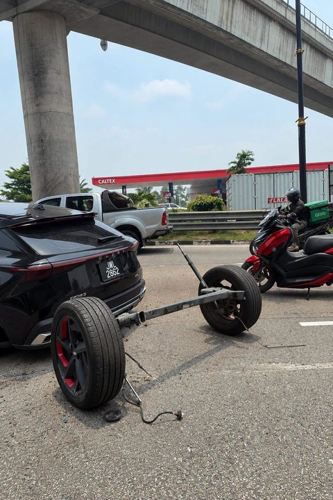 中国車、後輪の車軸が、車体から完全に外れて路面に転がる