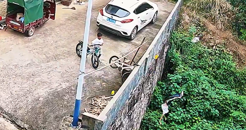 【恐怖】ノーブレーキで坂を下る子供の自転車、壁に激突した勢いでそのまま崖下に消えていく衝撃映像…