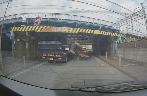 ドライブレコーダーが捉えた衝撃の瞬間 走行中の道路にフォークリフトが転落