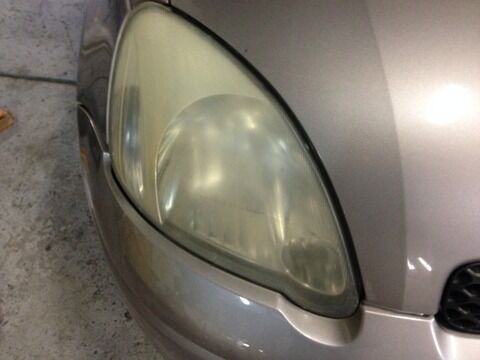 車のヘッドライト黄ばんだからお店でやってもらうか…フゥァッ！？2万以上かかるんけ！のサムネイル