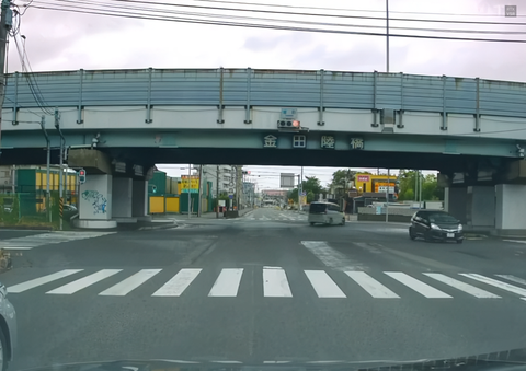 赤信号で停止線オーバーの車、信号に従う義務は？