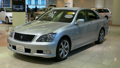 2005_Toyota_Crown-Athlete_01