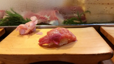 【悩み】寿司屋で彼氏と食事中、隣のご夫婦の旦那さんが酒が進むと、何度も私を可愛いと言い出して…
