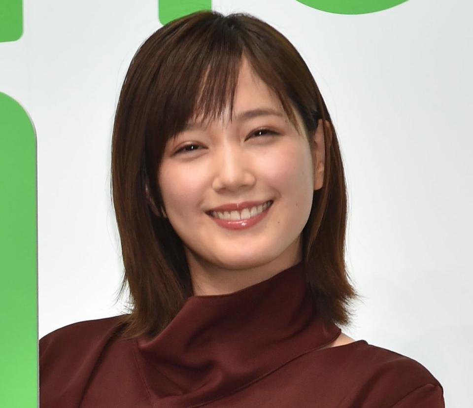 【悲報】本田翼さん、たこ焼きで片目隠しただけでイルミナティとか言われてしまう...