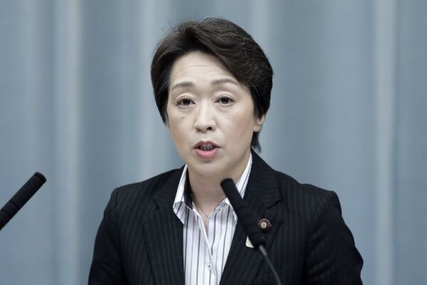 【文春砲】橋本聖子、浅田真央に安倍晋三と無理やりハグさせていた