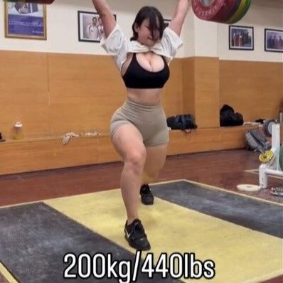 【画像】200kgを持ち上げる筋トレ女子さん、お○ぱいが溢れてしまうｗｗｗｗｗｗｗ