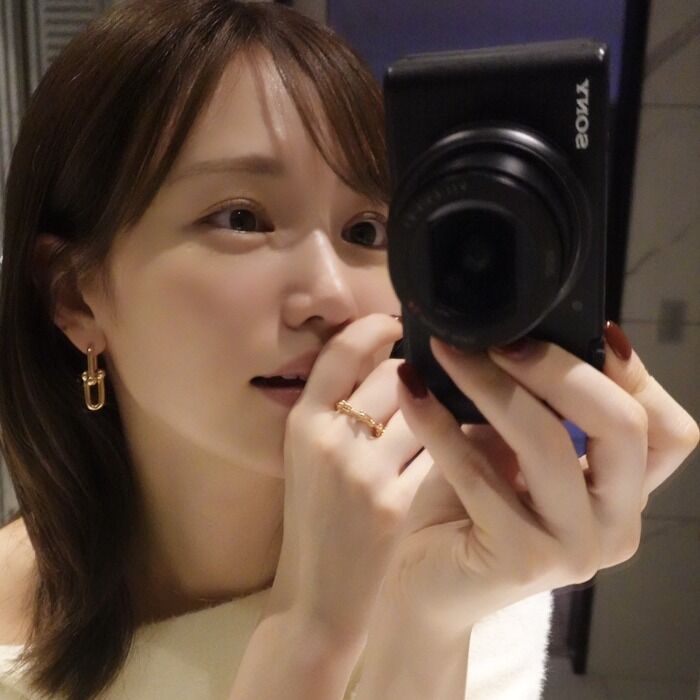 【画像】元アイドル(28)さん、雑誌の表紙をドスケベにしてしまうｗｗｗｗｗｗｗ
