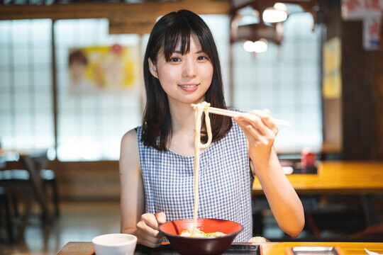 【画像】うどん屋さんで性的すぎる女子さんが目撃されてしまうｗｗｗｗｗｗｗ