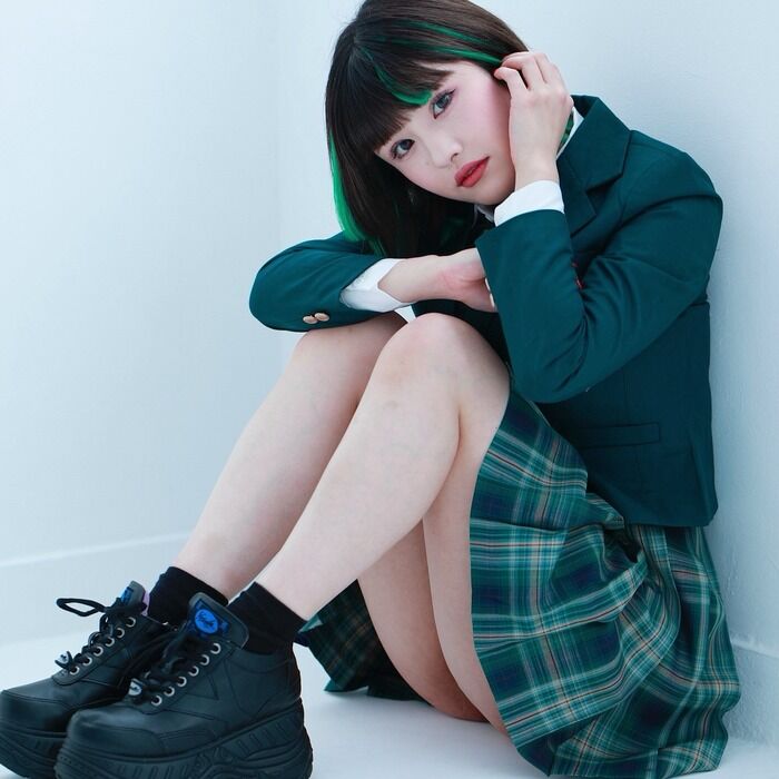 【画像】机にお○ぱいが乗る女子さん、マジで机に乗せてしまうｗｗｗｗｗｗｗ