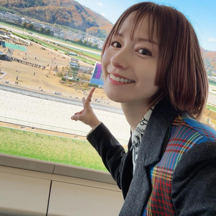 【画像】宮島咲良アナ、公共の場で乳首が出てるのに気付かないｗｗｗｗｗｗｗ